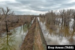 Су басқан Лесоторговый ауылындағы жағдай. Ор, Орынбор облысы, Ресей. 8 сәуір 2024 жыл.