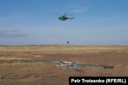 Вертолёт спасателей летит на тушение пожара. Каркаралинский район Карагандинской области. 8 октября 2024 года.