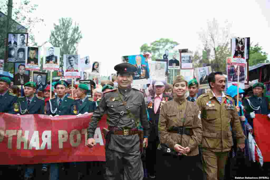 &laquo;Мәңгілік полк&raquo; шеруіне қатысушылар.